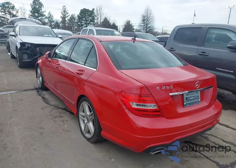 2013 Mercedes-Benz C 250 Sport из США, поврежденный, VIN WDDGF4HB4DA776499